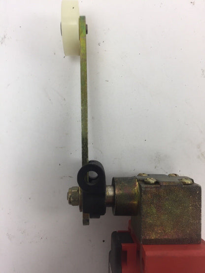 ALLEN BRADLEY 802S-C33P2-S7 LIMIT SWITCH 300V 10A SERIES A