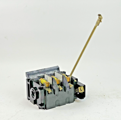 ALLEN BRADLEY - 1494V-DS30 SER. A - LINE TERMINAL GUARD W/ 3 BUSS LPJ-20SP FUSES