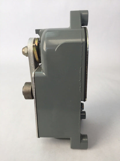 ALLEN BRADLEY 801-ASD17 LIMIT SWITCH ROLLER LEVER 600V AC/DC N.O.-N.C. CONTACT