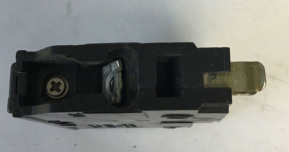 SQUARE D QOB115 CIRCUIT BREAKER 120/240VAC 1POLE 15A ***LOTOF8***