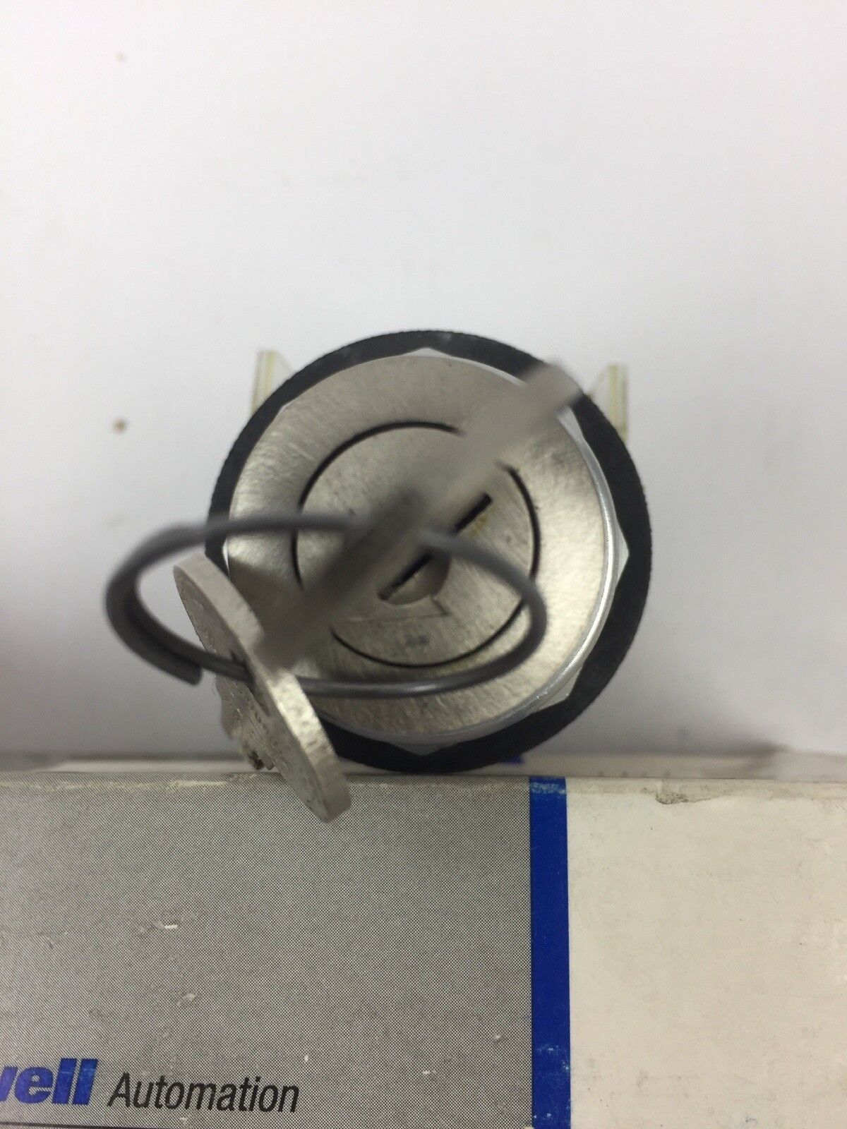 ALLEN BRADLEY 800T-H51A SELECTOR SWITCH SER T KEY 2 POSITION SPRING RETURN