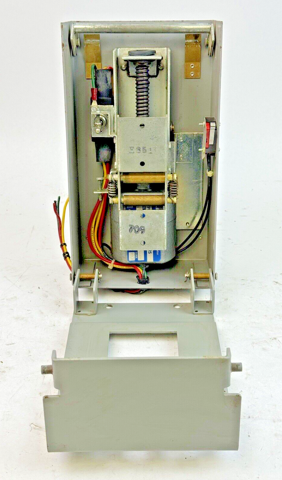 GE - TJKMOMA1 MOD. 2 - CIRCUIT BREAKER OPERATING MECHANISM - 120 VAC, 5.5 A