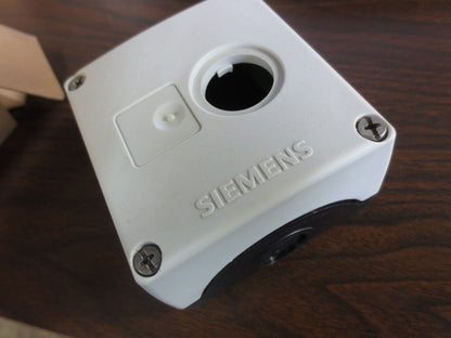 SIEMENS 3SB3 801-0AA3 HOUSING, 1-HOLE STATION ENCLOSURE 22mm PLASTIC NEW SURPLUS