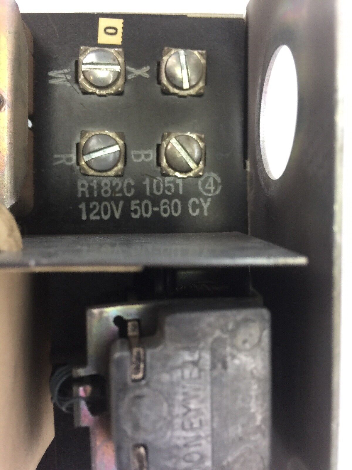 HONEYWELL R182C 1051 SWITCHING RELAY 120V 50-60CY TYPE R182B & C 44.4AMP