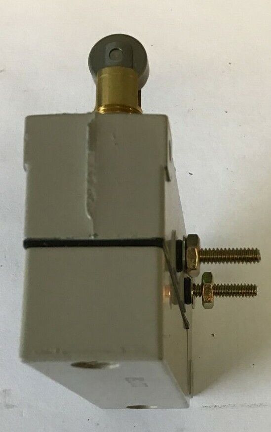 OMRON ZE-Q21-2S LIMIT SWITCH 250VDC 480VAC 15A 1/2HP