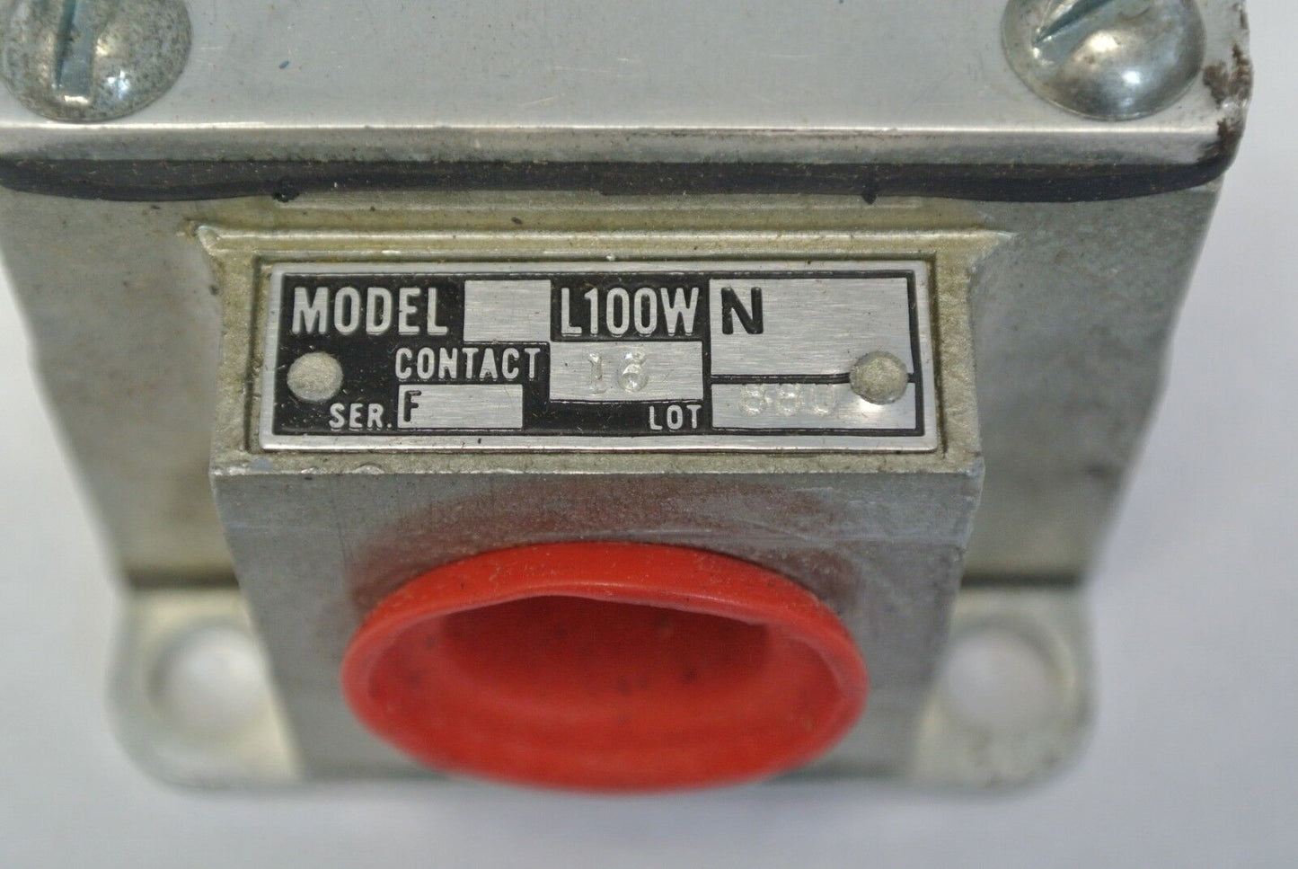 R.B. DENISON L100WN-2M LIMIT SWITCH 600V MAX GOULD / TELEMECANIQUE NEW SURPLUS