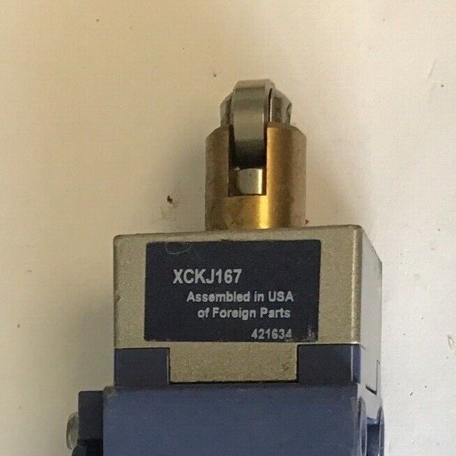 TELEMECANIQUE XCKJ SAFETY INTERLOCK SWITCH 240V 3A 6KV W/ ZCKE67 ROLLER HEAD