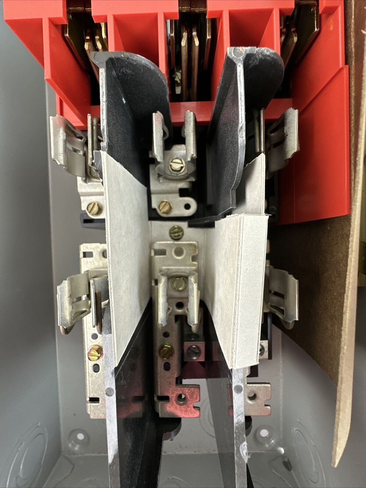 CUTLER HAMMER DH322FGK FUSIBLE SAFETY SWITCH 240VAC 3PH 15HP 250VDC 10HP 3P 60A