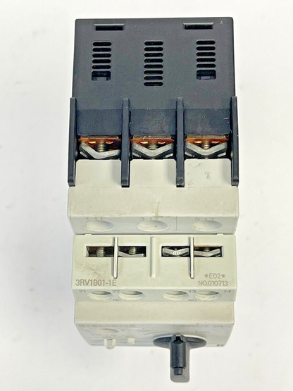 SIEMENS - 3RV1021-0JA10 & 3RV1901-1E - CIRCUIT BREAKER W/  SWITCH TRANSVERSE