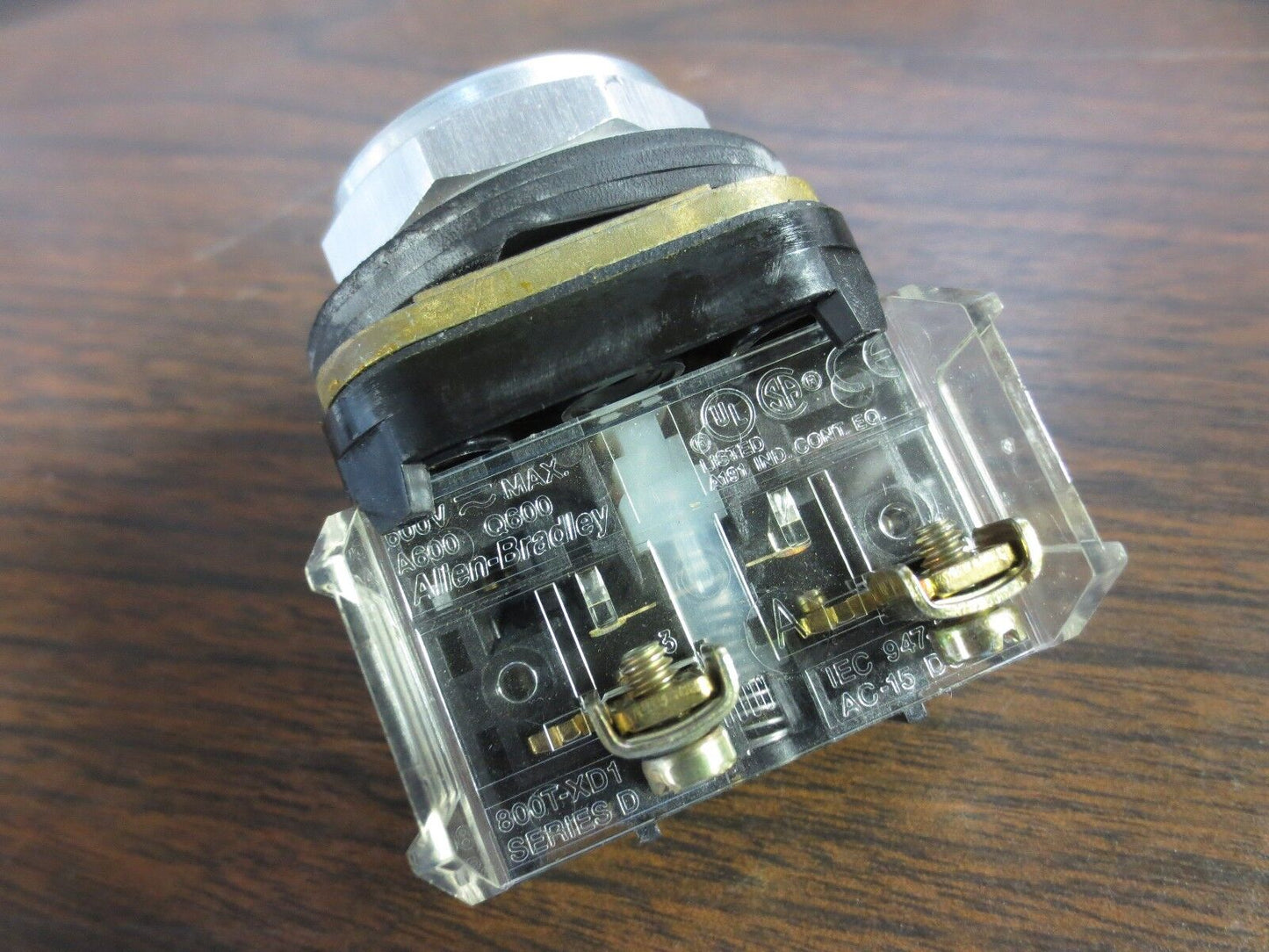 ALLEN-BRADLEY 800T-A Ser. T GREEN PUSHBUTTON w/ 800T-XD1 CONTACT BLOCK 800T-XD1