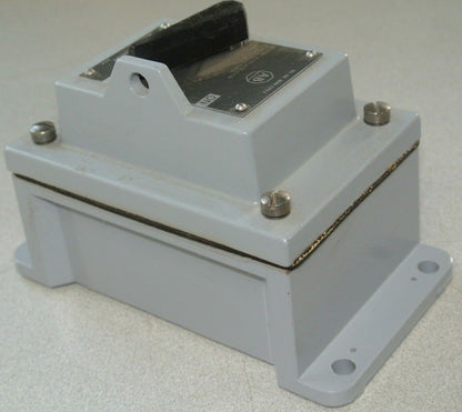 ALLEN-BRADLEY 600-TCX4 MANUAL STARTING SWITCH - TOGGLE - 1 POLE - NEW SURPLUS