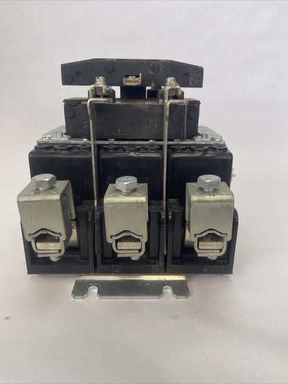 GE CR305GO SIZE 5 CONTACTOR 600VAC MAX AMP 300 OPEN - 270 ENCL. 200HP COIL