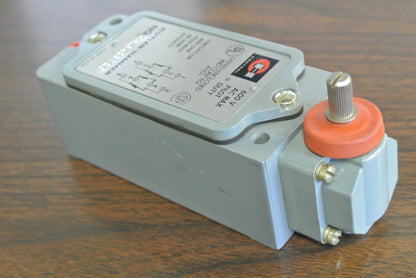 CUTLER-HAMMER 10316H2372C - OILTIGHT LIMIT SWITCH - 1 N.O., 1 N.C. - NEW SURPLUS