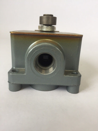 ALLEN BRADLEY 801-ASC27 LIMIT SWITCH ROLLER LEVER NO-NC CONTACTS 600V AC/DC