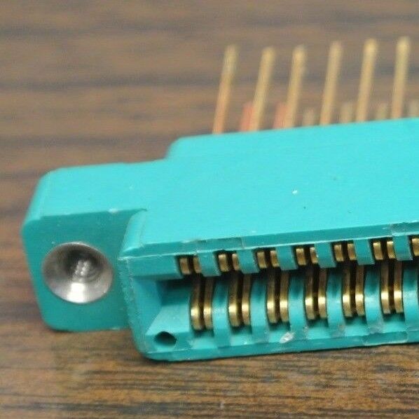 3VH65 / 1JND3 / 8113 130-PIN CONNECTOR