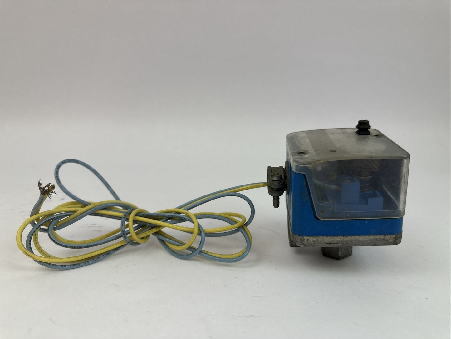 HONEYWELL C6097B GAS PRESSURE VALVE Pmax = 5.0PSI