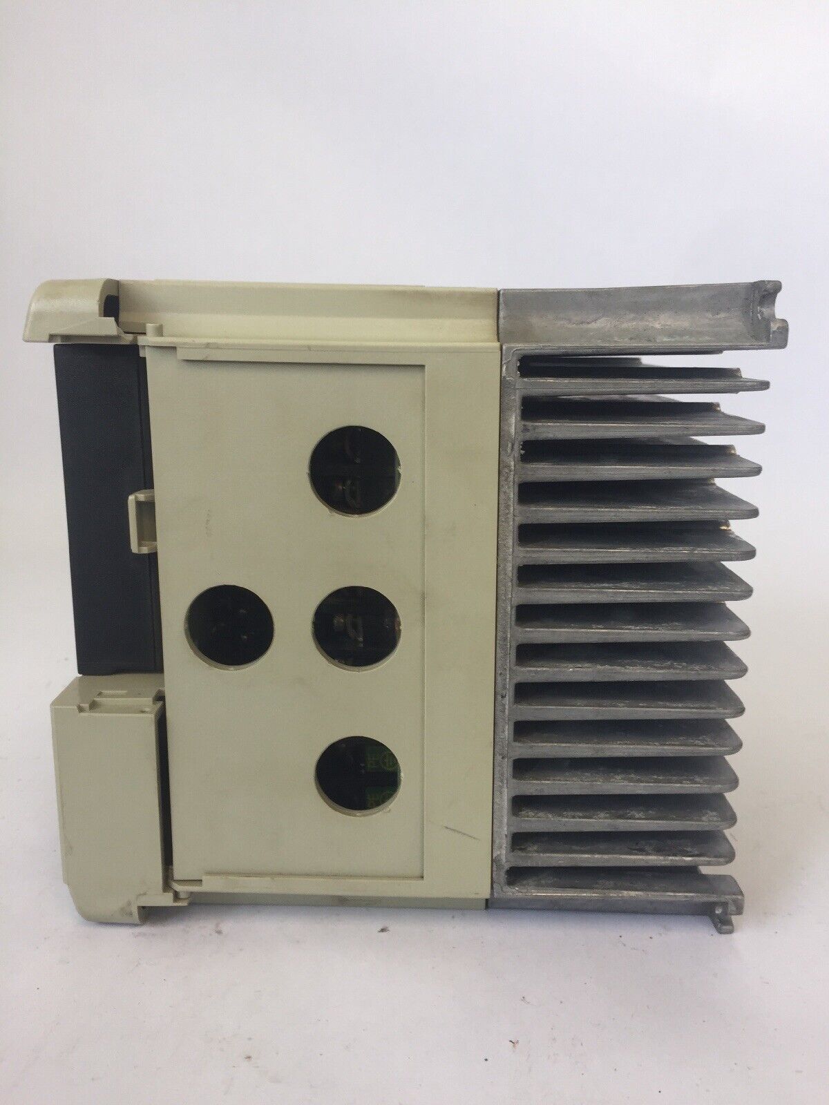 ALLEN BRADLEY 1305-BA06A AC DRIVE INPUT 380-460V 5.8A OUTPUT 380-460V 6A 3HP