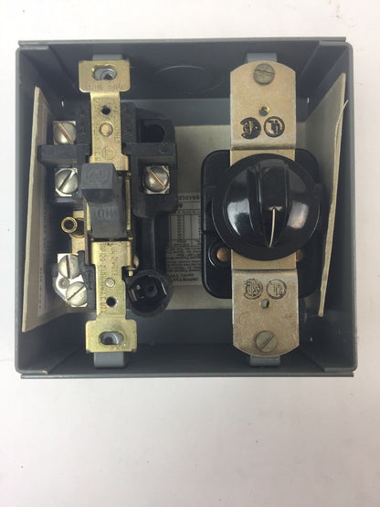 ALLEN BRADLEY 600-TAX218 MANUAL STARTING SWITCH W/ SELECTOR SWITCH & PILOT LIGHT