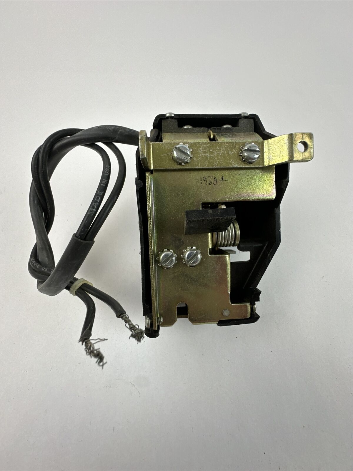 GE TVST12R SHUNT TRIP 120-240VAC 50/60HZ 125VDC CIRCUIT BREAKER ACCESSORY