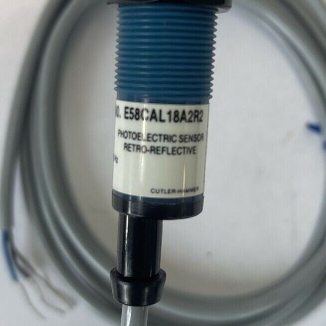 CUTLER HAMMER E58CAL18A2R2 PHOTOELECTRIC TUBULAR SENSOR SERIES A1 120VAC 200mA