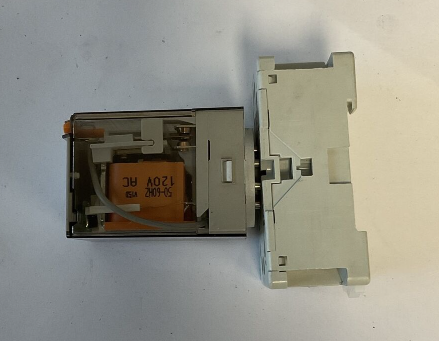 ALLEN BRADLEY 700-HA32A1-3-4 RELAY SER.D 10A W/700-HN100 SOCKET SER.D 10A 300VAC