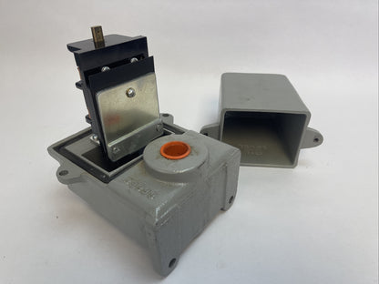 TELEMECANIQUE 2080-ZQ11 PUSHBUTTON STATION 600VAC