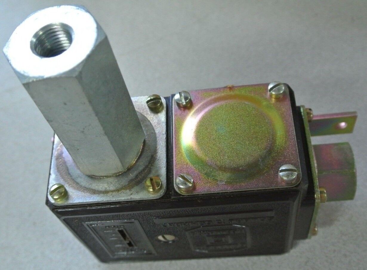 SQUARE D 9012 FHG-2 DIFFERENTIAL PRESSURE SWITCH - SET 205-215psi - NEW SURPLUS