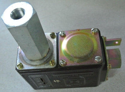 SQUARE D 9012 FHG-2 DIFFERENTIAL PRESSURE SWITCH - SET 205-215psi - NEW SURPLUS