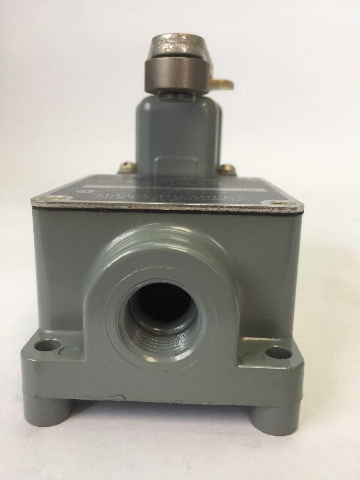 ALLEN BRADLEY 801-ASC220 LIMIT SWITCH ROLLER LEVER 600V AC/DC 1 N.O.-1 N.C. CONT