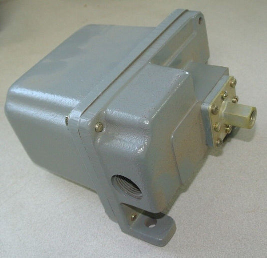 SQUARE D 9012 GAR26 MACHINE TOOL PRESSURE SWITCH, TYPE G - NEW SURPLUS