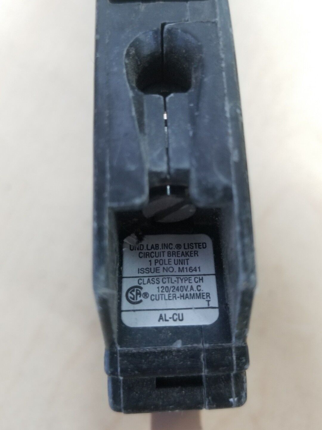 CUTLER HAMMER 15 AMP SINGLE POLE CIRCUIT BREAKER TYPE CH 115