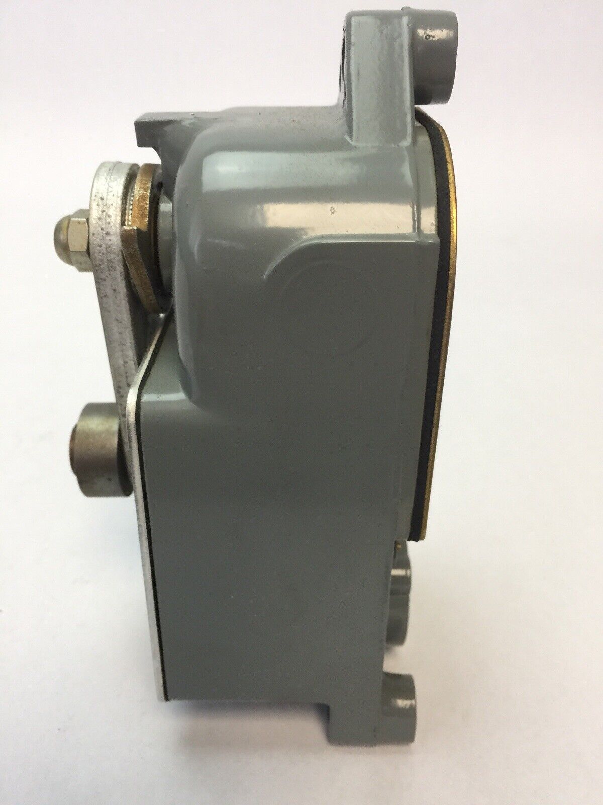 ALLEN BRADLEY 801-ASG17 LIMIT SWITCH ROLLER LEVER 600V AC/DC 2 NC CONTACTS