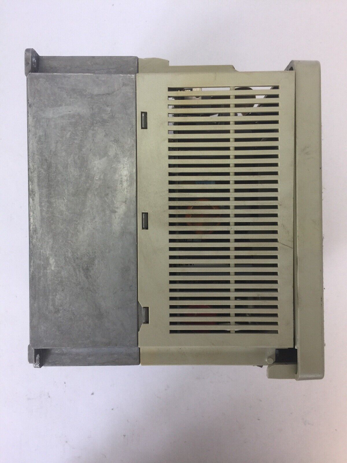 ALLEN BRADLEY 1305-BA06A AC DRIVE INPUT 380-460V 5.8A OUTPUT 380-460V 6A 3 HP
