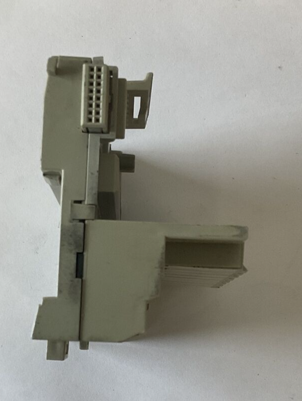 ALLEN BRADLEY 1794-OA8 INPUT 230VAC 10A SER.A 5VDC 640MA REV.E01