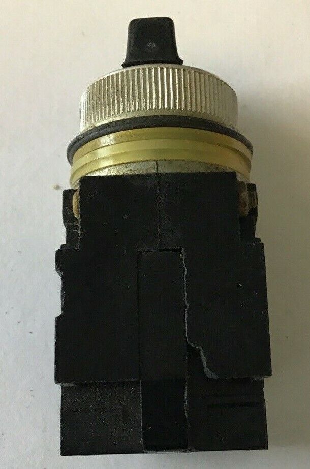 GENERAL ELECTRIC CR104B2221 SELECTOR SWITCH 3POS 150V SILVER COLOR RING**LOTOF2*