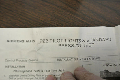 SIEMENS-ALLIS P22PLST1 PILOT LIGHT / 120V  / NEW SURPLUS