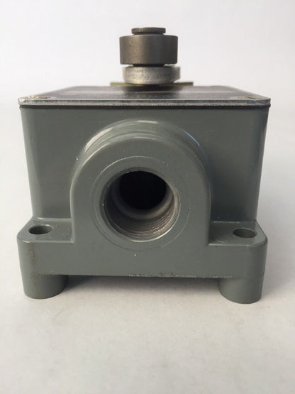 ALLEN BRADLEY 801-ASD17 LIMIT SWITCH ROLLER LEVER 600V AC/DC N.O.-N.C. CONTACT
