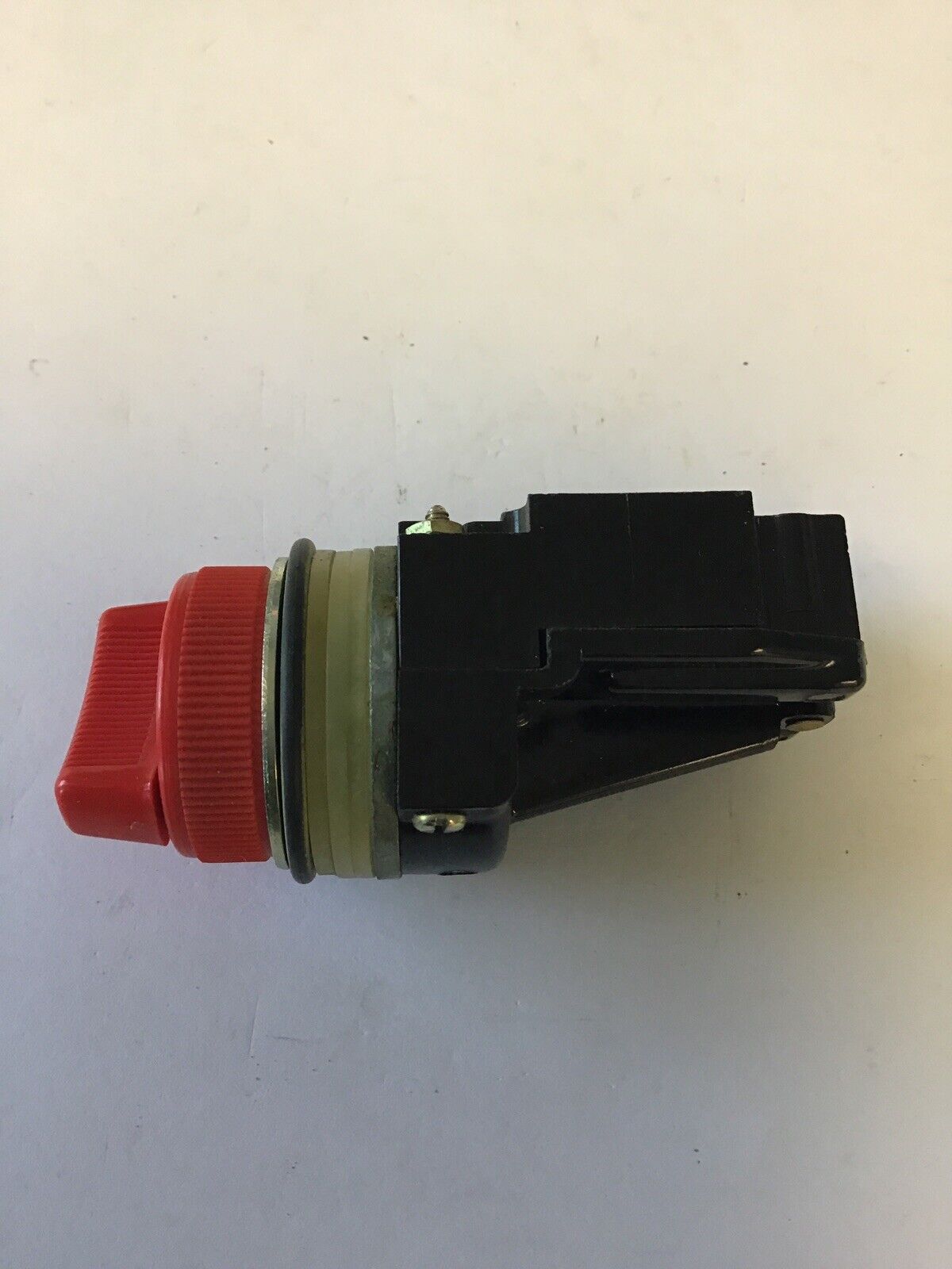 GENERAL ELECTRIC CR104B13103 OILTIGHT SELECTOR SWITCH RED 2POS 150V MAX