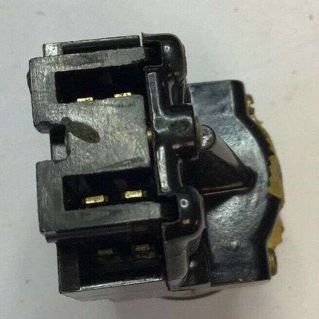GENERAL ELECTRIC CR104B101 SELECTOR SWITCH  2POS 150V W/O KNOB&RING
