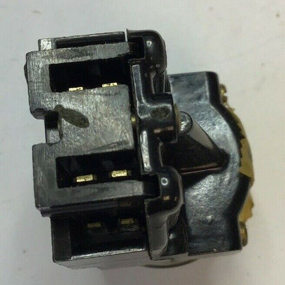GENERAL ELECTRIC CR104B101 SELECTOR SWITCH  2POS 150V W/O KNOB&RING