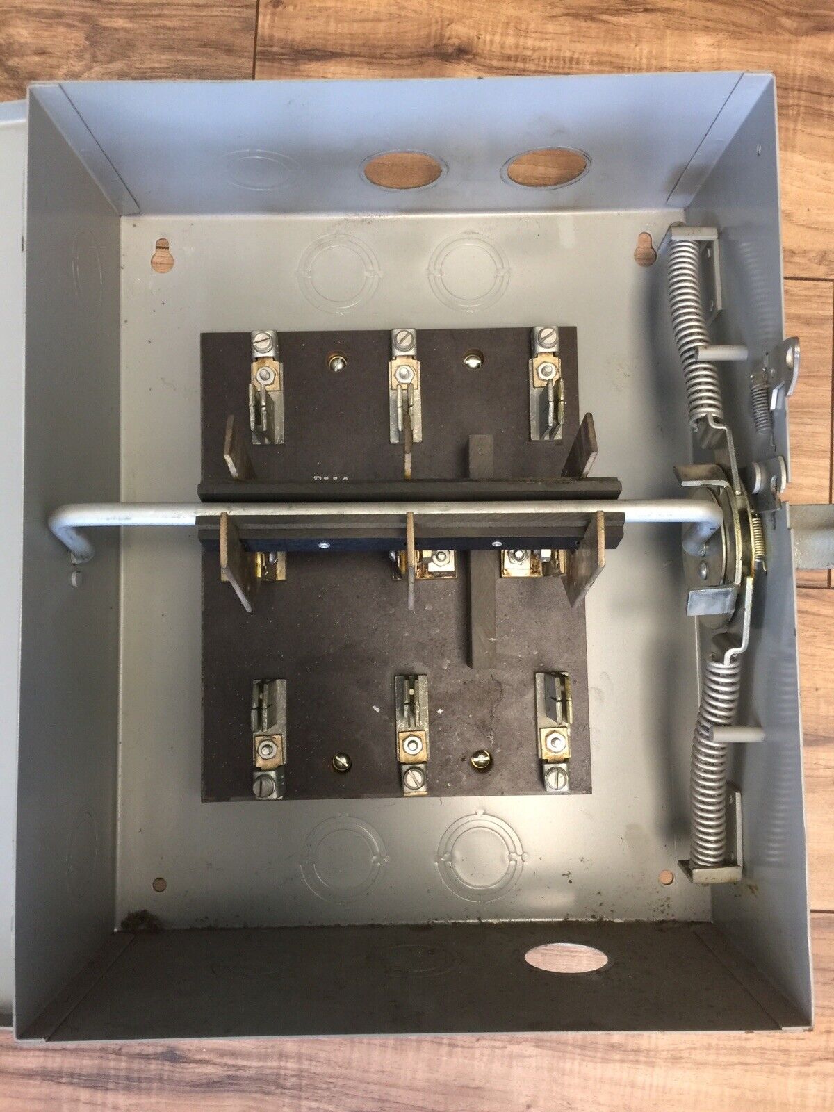 GE TC35323 TYPE HD ENCLOSED SAFETY ELECTRIC SWITCH 100A 240VAC 3P 7.5HP DOUBLE