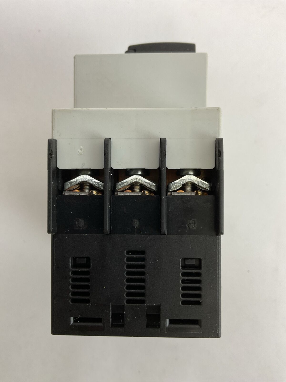 SIEMENS 3RV1421-1DA10 CIRCUIT BREAKER 600VAC 3PH 3HP 2.2-3.2A