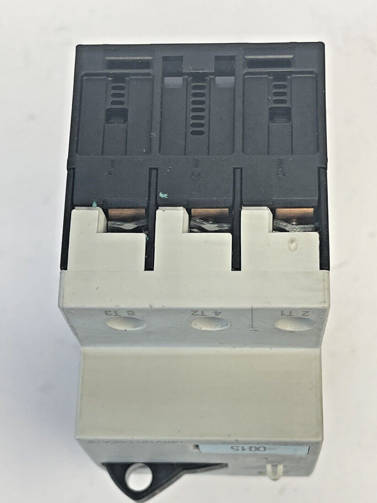 SIEMENS - 3RV1011-0EA15 & 3RV1901-1E-CIRCUIT BREAKER W/ SWITCH TRANSVERSE