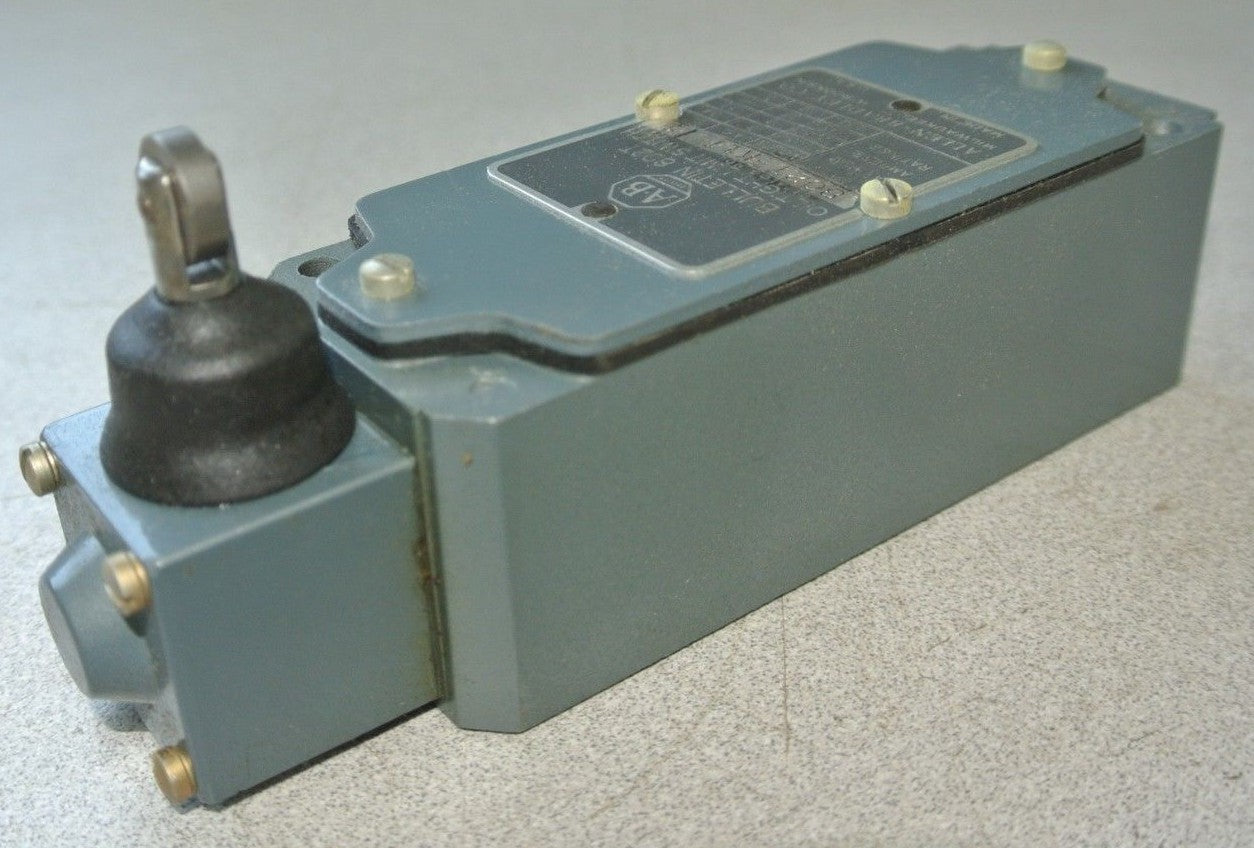 ALLEN-BRADLEY 802T-K1T OILTIGHT LIMIT SWITCH, SIDE PUSH ROLLER - NEW SURPLUS