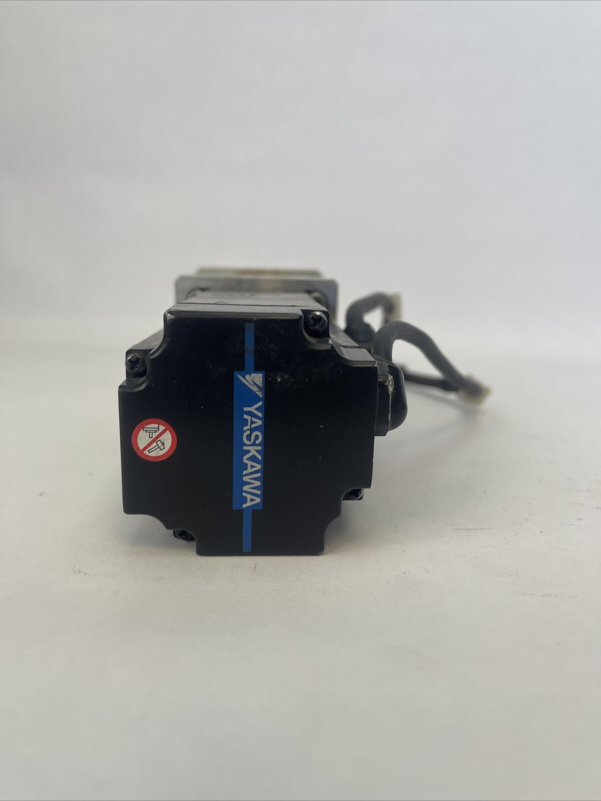 YASKAWA SGM7J-04A7C6E AC SERVO MOTOR 200VAC 2.5A 400W PF70L1-10-P2-S2-14-30-50-7