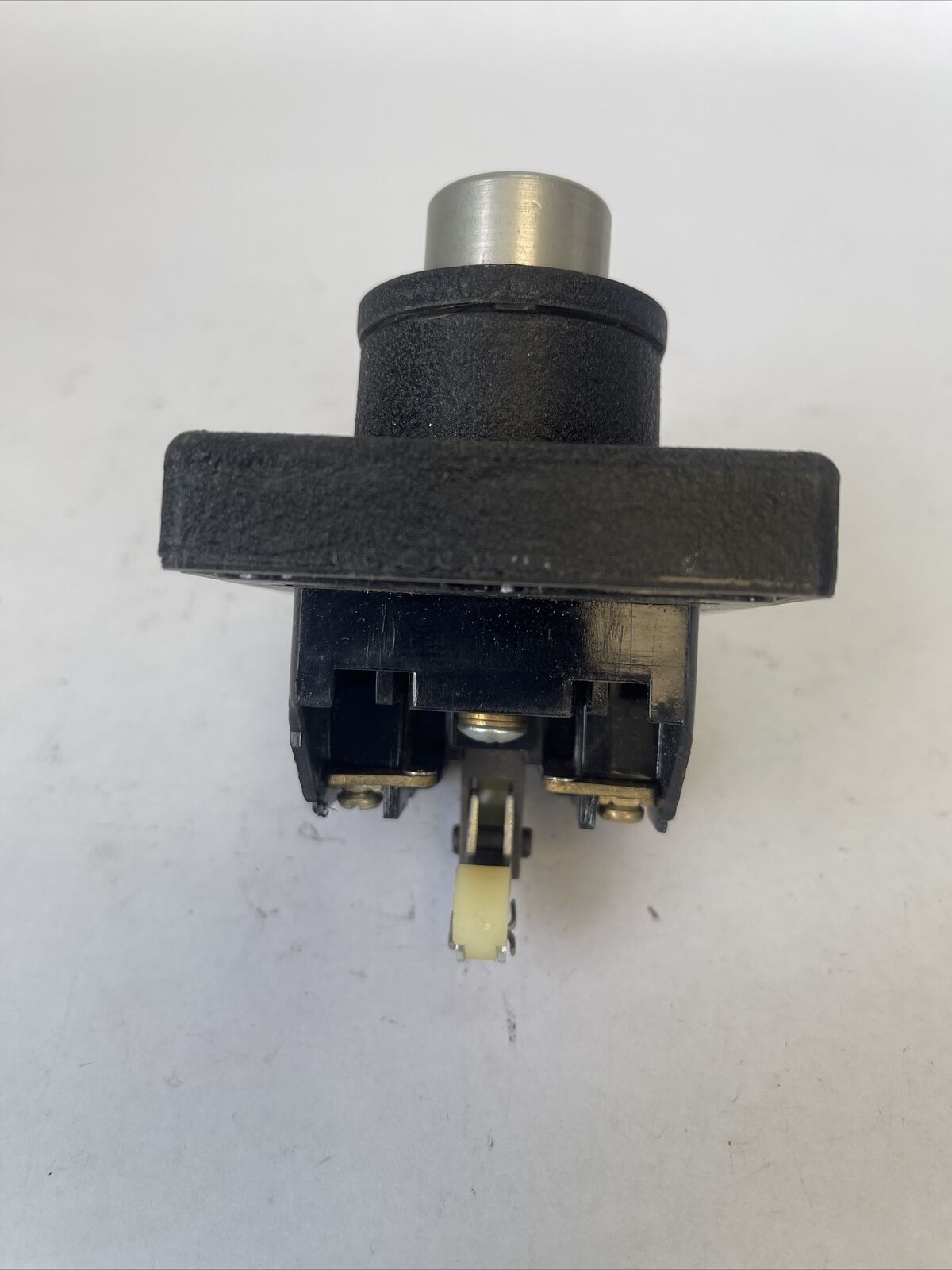 REES 03924-000 CONTROL PUSHBUTTON SWITCH 600VAC 250VDC SAME POLARITY ONLY
