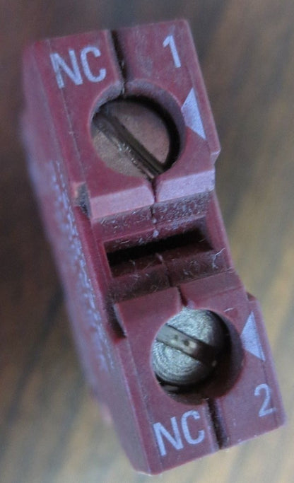 SIEMENS 3SB1400-0C PUSH BUTTON CONTACT BLOCK - USED
