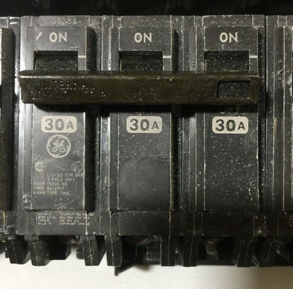 GE TM42-415C LOAD CENTER 208Y/120VAC 150AMP WITH CIRCUIT BREAKERS