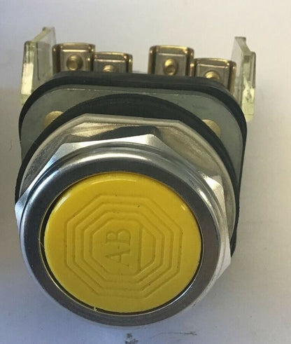 ALLEN BRADLEY 800T-A9A FLUSH HEAD PUSHBUTTON YELLOW SER.N 1NO-1NC