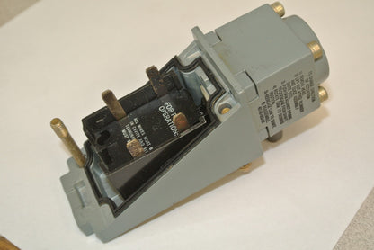 ALLEN-BRADLEY 802T-H1P1 PLUG-IN OILTIGHT LIMIT SWITCH / LEVER TYPE / NEW SURPLUS